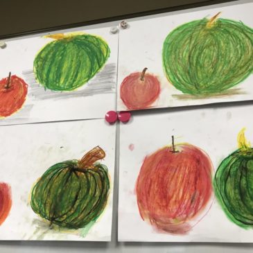 10月年少〜小学生親子の部「カボチャ・リンゴを描く」